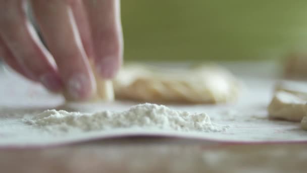 Невизначена жінка збирає круглі шматки тіста в борошні для виготовлення пельменів, крупним планом 4K — стокове відео