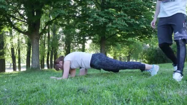 Grabación Cámara Lenta Mujer Hombre Naturaleza Que Participan Aptitud Con — Vídeo de stock