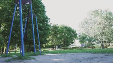 bir spor zemin üzerinde rüzgarda sallanan iki fitness döngü yaz parkta
