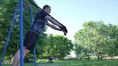bir adam bir yaz parkta fitness döngüler şınav yapma başlatır. 4 k ağır çekim görüntüleri aşağıdaki
