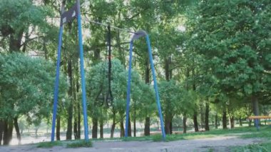 bir spor zemin üzerinde rüzgarda sallanan iki fitness askıları