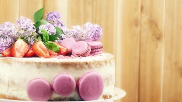 Házi torta eper, macaroons és díszített lila virágok 4k lassú mo belső felvétel — Stock videók