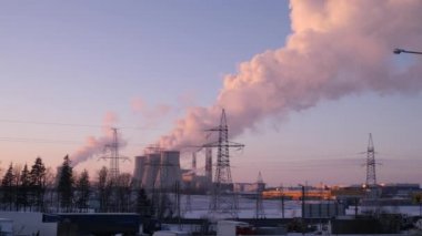Duman ve yüksek bir elektrik İstasyonu 4 k yavaş mo üç borulardan kış göğe yükselen Buhar