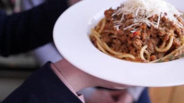 bolognese makarna parmesan peyniri ile bir tabak koyarak eller rosemary Resepsiyon 4 k slowmo kamera hareket ile dekore edilmiş