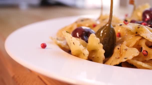 Grabación Cámara Lenta Gran Plato Blanco Pasta Farfalle Con Tomates — Vídeo de stock