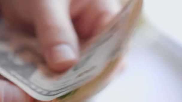 Genç adam ellerini Amerikan 20 dolarlık banknot 4 k sayma yavaş mo kapatın — Stok video