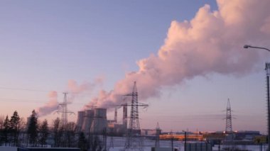 Kışın gökyüzünde yükselen elektrik santralinin borularından çıkan duman ve buhar 4 bin yavaş çekim