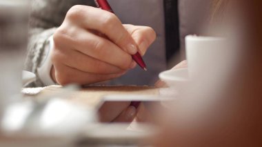 Akıllı telefon dokunmatik ekran KEY- yakın çekim kullanan bir iş kadını, Parmaklar yazıya dokunur ve modern akıllı telefon ekranını kaydırır.