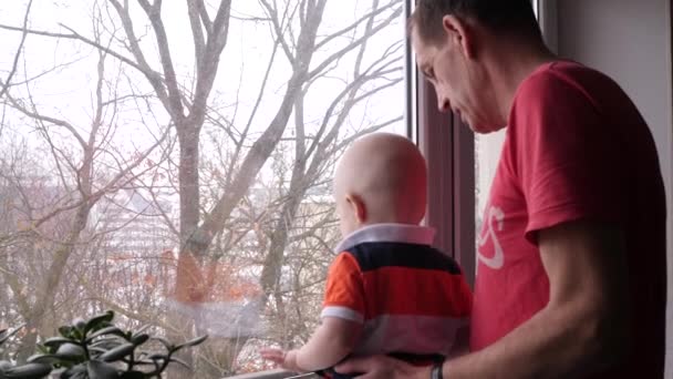 Grand-père et petit-fils regardent par la fenêtre. Vidéo Slowmotion — Video