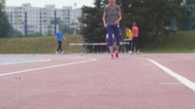 Hızlı başlaması şehir Atletizm Stadyumu yavaş bir gün eğitim sırasında 4 k video Uhd fotoğraf makinesinde çalışan eğitim genç güzel kız atlet