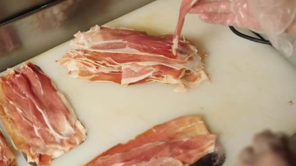 Férfi csomagok kész húsipari termékek egy kézzel szeletelt szeletelő — Stock videók