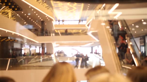 Mujeres y hombres en el centro comercial. Poblado centro comercial de fondo. 4k — Vídeos de Stock