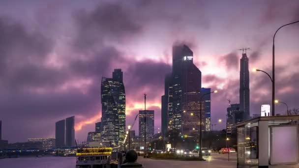 Geschäftshintergrund High-Tech-Finanzbüro Wolkenkratzer Gebäude Ansicht, über Geschwindigkeit Nacht stret Lichter Zeitrahmen, Konzept der modernen Entwicklung Stadtzentrum, schöne dunkle Konstruktion in der Nacht — Stockvideo