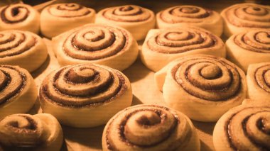 Kruvasanların fırında pişerken çekilmiş videosu.