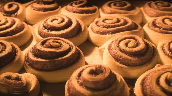 Kruvasanların fırında pişerken çekilmiş videosu.