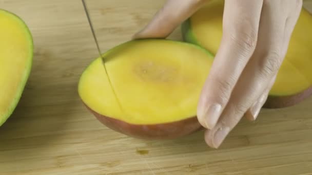 Kobieta ręce rozwija zmontowalem żółte Mango w zwolnionym tempie zbliżenie wideo w 4K — Wideo stockowe