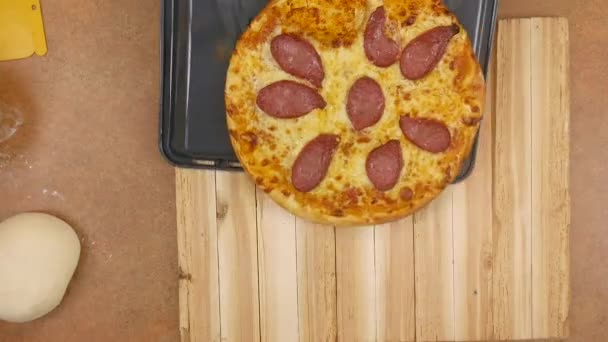 Pizza med salami ost och tomatpuré servering — Stockvideo