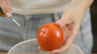 Kadın salata için sebze kesiyor. Domatesleri yakın plan kes. Sağlıklı yaşam tarzı kavramı