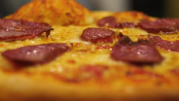 Aptit retande varm pepperoni pizza ligger på en bricka. Nära-upappetizing varm pepperoni pizza ligger på en bricka. Närbild — Stockvideo