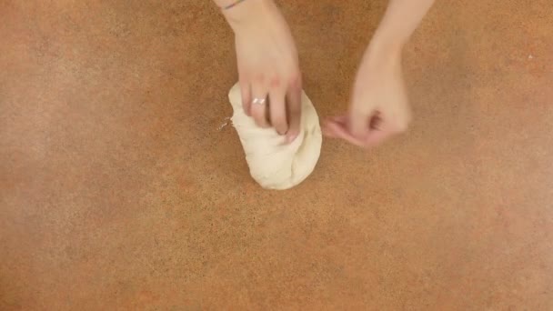 Vrouw of man kneed de pizza deeg op de tafel — Stockvideo