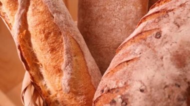 Arka planda dekoratif sepetteki ekmek ve diğer fırınlar 4K 'de yavaş çekim orta görüntüsünü kapatın