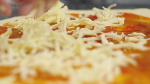 어떤 남녀 가집 사업을 하면서 맛있는 피자 를 준비하고 있다. 피자 요리. — 비디오