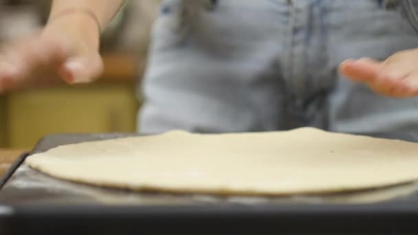피자 요리. 요리사가 피자 반죽을 준비 합니다. 남녀 가집 사업을 하면서 맛있는 피자를 준비하고 있다 — 비디오