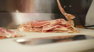 Adam ya da kadın kasap elleri, 4k video yakın yavaş Mo Satılık Mağaza rafında pastırma bit dışarı döşenmesi