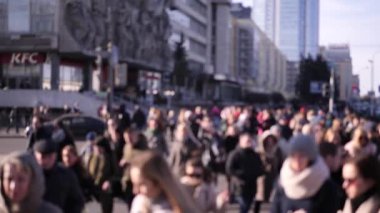 yavaş çekim 4k video bir şehrin iş bölgesinde sabah güneş ışığında yeşil trafik ışığında geniş yol geçerken insanların bulanık tanınmaz kalabalık