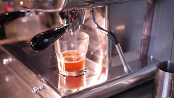 Het maken van vers sap in een grote stalen juicer in een City Café in slow motion 4k-video. — Stockvideo