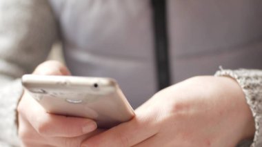 Akıllı telefon dokunmatik ekran KEY- yakın çekim kullanan bir iş kadını, Parmaklar yazıya dokunur ve modern akıllı telefon ekranını kaydırır.