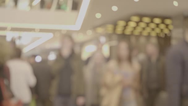 Розмитий невпізнаваний натовп людей гуляє в торговому центрі в діловому районі міста в неділю в повільному русі 4K відео — стокове відео
