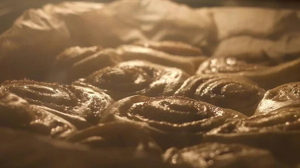 Selective focus shot of cinnabon baking, time-lapse — Stock Photo, Image