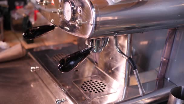 Barista en un café. Hombre o mujer haciendo café usando máquina de café . — Vídeos de Stock