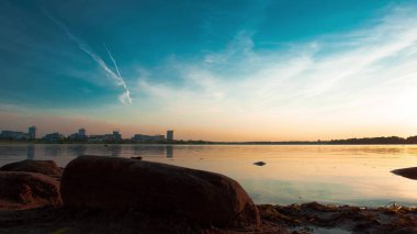4 k günbatımı güzel bulutlu gökyüzü ve doğal göl, yatay yaz