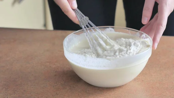 Jaunes d'œufs fouettés avec du sucre dans un bol en verre — Photo