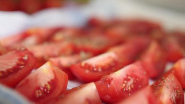Baharat serpilir kırmızı dilimlenmiş domates iştah açıcı. Yeme ve yemek pişirme kavramı. Yavaş çekim 4k yakın video.