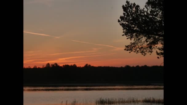 Nascer do sol sobre o calmo lago da manhã com nuvens no céu timelapse vídeo 4K — Vídeo de Stock