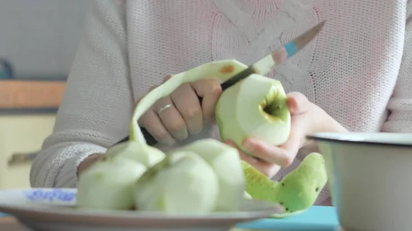Женщина чистила яблоко на тарелке. Часть 2. Женщина убирает со стола. — стоковое фото