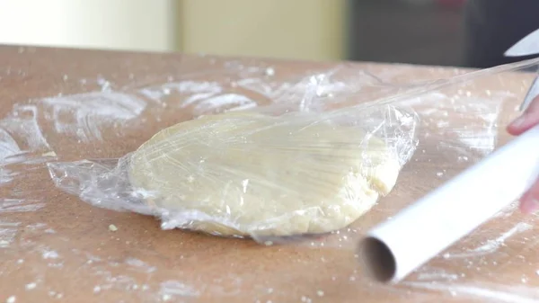 Hamur net film plastik wrap sarın. Puf böreği serisi yapma.