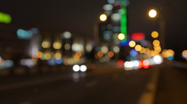 Arka plan bulanık. Gece trafiğinde bokeh daireler çiziyorum. Bangkok, Tayland 'daki Ratchaprasong Kavşağı' ndaki gece lambalarını söndürün. Hareket eden parçacıklar. Renkli, bulanık, bokeh ışıkları arka plan.