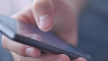 yakın çekim el cep telefonu dokunmatik ekran kullanma
