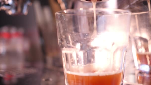 Κάνοντας φρέσκο χυμό πολυβιταμινούχου σε ένα μεγάλο χάλυβα σε ένα μπαρ του καφέ της πόλης σε κοντινό επάνω σε αργή κίνηση 4K βίντεο. — Αρχείο Βίντεο