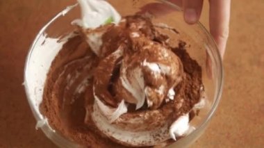 Aşçı masasında şekerleme ve krema ile kakao tozunu karıştırır ya da mutfakta çikolata tozu