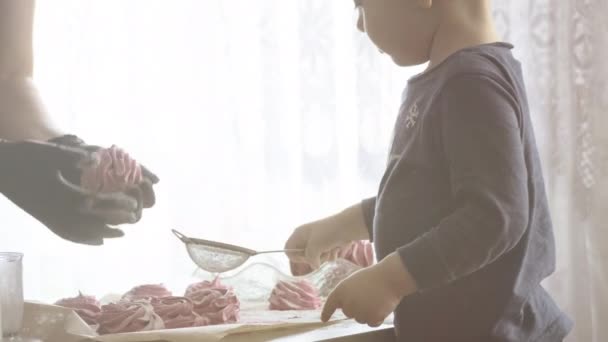 Chef mujer y su bebé niño están cocinando en la cocina malvaviscos para la cena de Navidad en cámara lenta 4K — Vídeo de stock