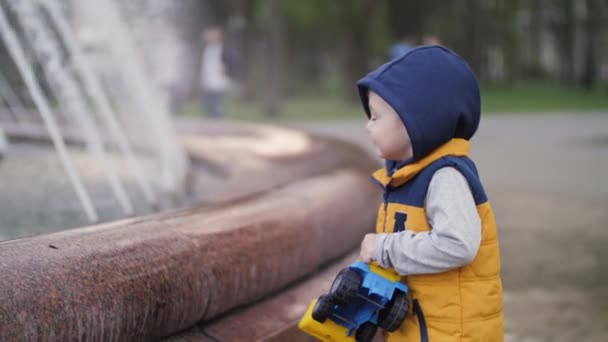 Le gamin joue à la fontaine. Joie des enfants, enfance heureuse. Valeurs familiales — Video