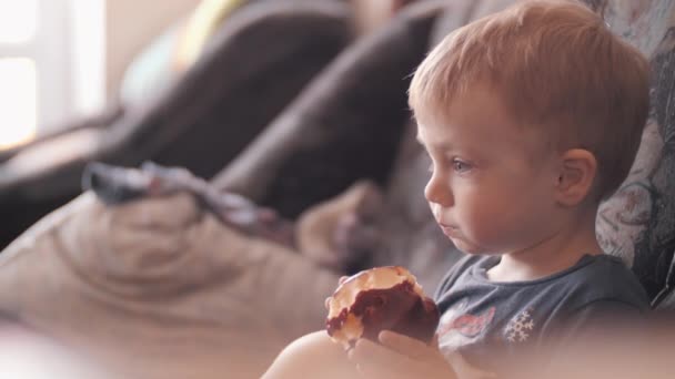 Il bambino sta mangiando una mela. Note di alimentazione Cibo sano — Video Stock