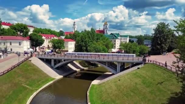 Belle vue sur la ville d'été. Drone volant au-dessus de la rivière. Vol du drone sous le pont avec une forte montée vers le haut .