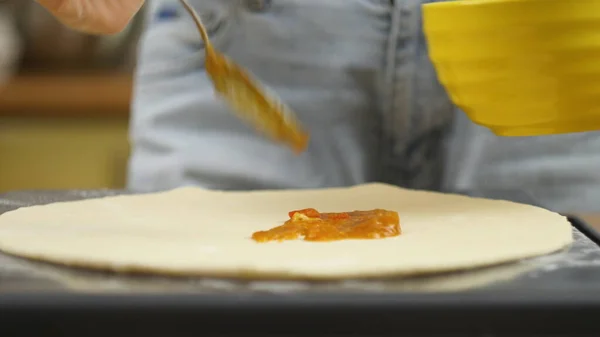 Cocinar pizza. El chef prepara la masa de pizza. Un hombre o una mujer se dedica a los negocios caseros preparando una deliciosa pizza —  Fotos de Stock