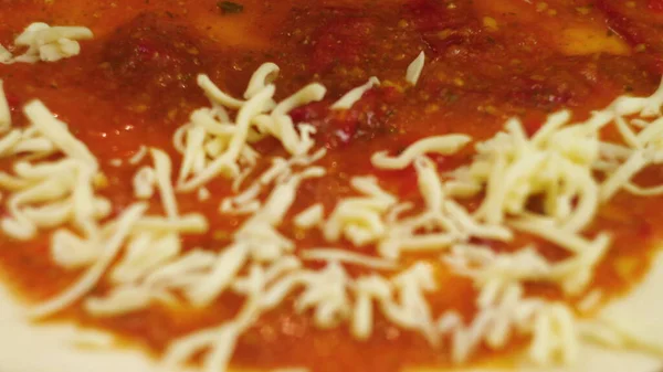 Cozinhar pizza. Um homem ou mulher está envolvido em negócios em casa preparando uma deliciosa pizza — Fotografia de Stock